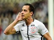 Corinthians brinca em seu telão e Rodriguinho ironiza Aguirre