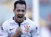 Com esperança de disputar a Copa do Mundo, Rodriguinho quer continuar no Timão pelo menos até o fim da temporada (Foto: Adalberto Marques/Dia Esportivo/Estadão Conteúdo)