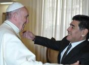 Papa lamenta morte e elogia Maradona: 'Em campo foi um poeta'
