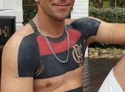 Torcedor do Flamengo que está tatuando a camisa do time anuncia troca de tatuador