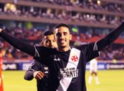 De volta à origem, Thiago Galhardo se reencontra com a camisa do Vasco