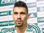 Na montagem, Moisés pede uma edição do vídeo da confusão entre Clayson e Felipe Melo (Foto: Marivaldo Oliveira/Código 19/Estadão Conteúdo)
