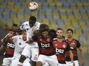 William Arao disputa a bola com Josiel no retorno do Cameponato Carioca