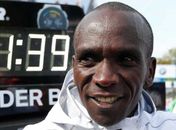 Queniano bate recorde ao completar maratona em menos de duas horas