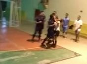 Árbitra é brutalmente agredida com soco no rosto após expulsar jogador. Confira o vídeo!