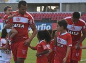 Zé Carlos volta após cumprir suspensão