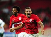 Com gol polêmico no fim da partida, Pottker garantiu a vitória do Inter sobre o Luverdense (Foto: Ricardo Duarte/SCI)