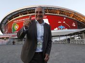 Tite em frente ao estádio em Kazan, antes de Portugal x Chile (Foto: Rodolfo Buhrer/Fotoarena/Estadão Conteúdo)