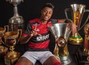 Bruno Henrique posa com as taças 