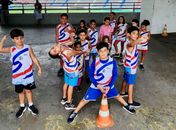 Escolinha de atletismo gratuita mobiliza crianças e agita as tardes no estádio Rei Pelé
