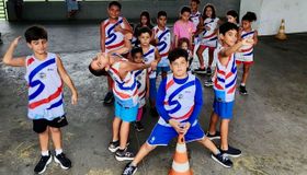 Escolinha de atletismo gratuita mobiliza crianças e agita as tardes no estádio Rei Pelé
