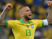 Sem clube, Daniel Alves se oferece ao Flamengo: 'Qualquer coisa me liga'