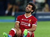 Lesão no ombro tira Salah de campo por 3 ou 4 semanas, diz fisioterapeuta do Liverpool