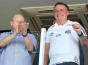 Santistas gritam "mito" e "miliciano" para Bolsonaro na Vila