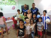 Daniel Costa e Motta do CSA visitam crianças da Apala