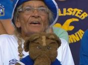 Torcedora do Cruzeiro, de 86 anos, é agredida a pauladas por atleticanos