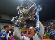 Wagner Pires, presidente do Cruzeiro, com a taça da Copa do Brasil
