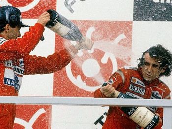 Ayrton Senna e Alain Prost no pódio do GP do Japão de 1988