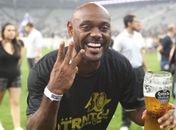 Vagner Love diz que quer se aposentar no Corinthians e critica políticos na festa
