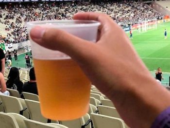 Resultado de imagem para bebidas alcoólicas nos estádios