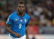 Polêmico, Balotelli paga R$ 8 mil para dono de bar se jogar de moto no mar
