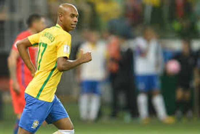 Fernandinho fala sobre substituir Casemiro: "Jogo assim no meu clube"