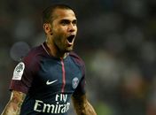 Daniel Alves usa o Twitter para responder crítica de Forlán: "Calem a boca"
