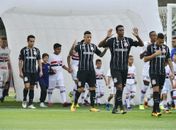 Jadson (segundo da esquerda para a direita) entra em campo no Morumbi para o Majestoso (Foto: Marcos Ribolli)