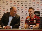 Rafinha é apresentado oficialmente pelo Flamengo: 'Quero ver a torcida de perto'