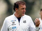 Após saída de Jesualdo, Cuca é anunciado como técnico do Santos
