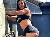 Beldade pratica sandboard e destaca que esporte trabalha pernas e bumbum. Fotos!