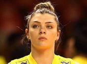 Jogadora de vôlei Rosamaria vê 'crush' de papo com outra em jogo e dá bronca