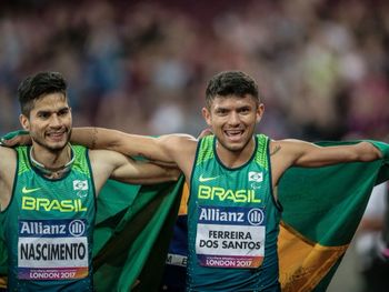 Yohansson comemora medalha com Petrúcio Ferreira