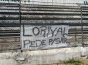 Torcida do ASA protesta e pede a saída do técnico Lorival Santos