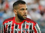 Daniel Alves detona após adiamento de jogo: 'Inadmissível'
