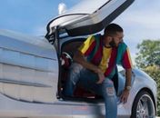 Benzema exibe carrão nas redes sociais uma semana após sofrer acidente