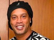Após multa de R$ 6 mi, Ronaldinho libera passaporte e viaja para Israel