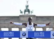 Eliud Kipchoge quebra recorde mundial e vence Maratona de Berlim