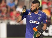 ‘Caso Light’ faz goleiro Alex ganhar apoio em massa da torcida do Flamengo