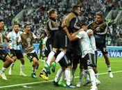 Em jogo sofrido, Argentina vence a Nigéria e segue viva