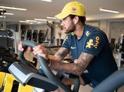 Após dores no joelho, Neymar volta a treinar com a Seleção nesta sexta