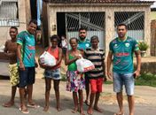 Jogadores do Coruripe doam cestas básicas para famílias carentes da cidade