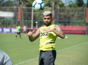 Ex-clube de Balotelli teria interesse em contratar atacante do Flamengo