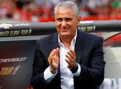 Tite se diz muito feliz e orgulhoso, mas evita adiantar time