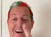 Apresentador paga aposta e pinta cabelo nas cores do Fluminense