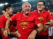 Amigo 'linha dura' e time forte: como Felipão empilhou títulos na China