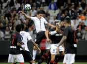 Balbuena desviou a bola do gol do Atlético-PR (Foto: Alan Morici/Estadão Conteúdo)