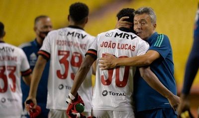 Técnico do Flamengo, Domenec Torrent comemora vitória sobre o Barcelona, no Equador 
