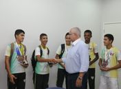Jovens do atletismo exibem medalhas e agradecem apoio da prefeitura em 2017