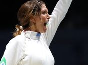 Na Hungria, brasileira conquista o ouro e faz história no Mundial de Esgrima